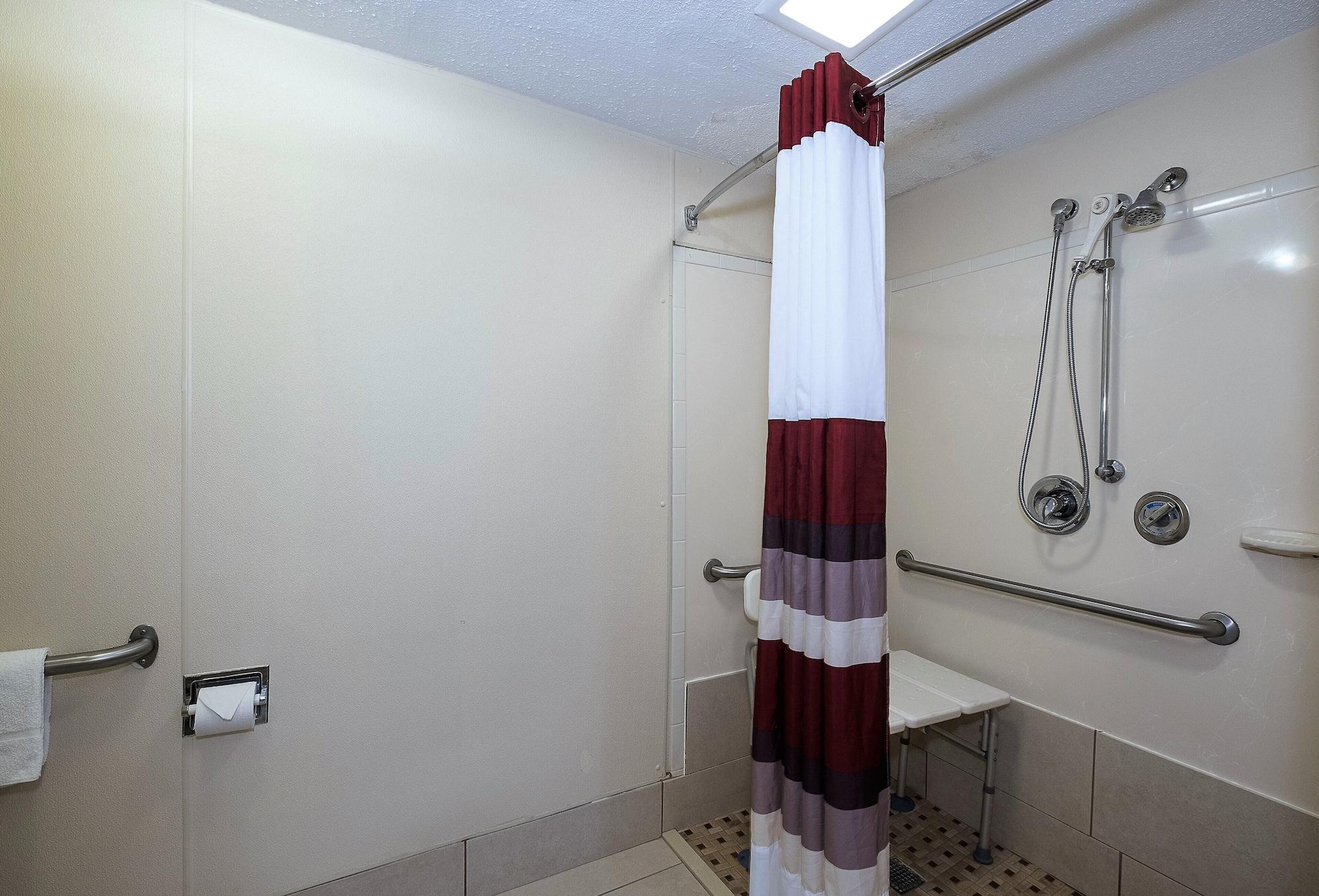 Red Roof Inn Cincinnati East - Beechmont Cherry Grove Exterior photo